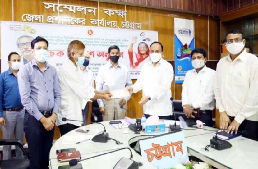 বাঁশখালীর বিদ্যুৎকেন্দ্রে হতাহতদের পরিবার পেল ক্ষতিপূরণের চেক